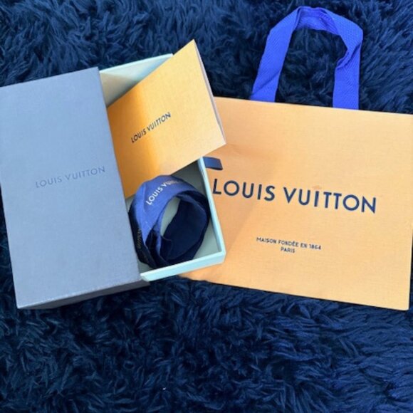 Louis Vuitton Bundle - Slide Box, Envelope, Ribbon & Bag - Picture 2 of 5